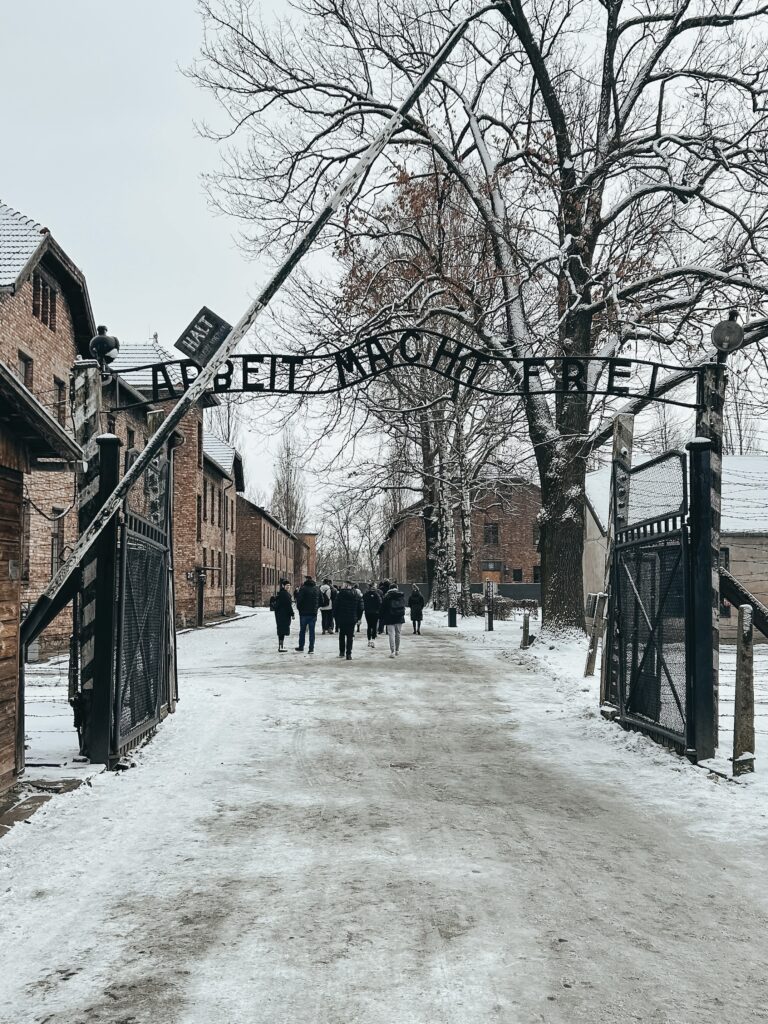 Foto de la puerta en Auschwitz arbeit mach frei que significa el trabajo te liberará