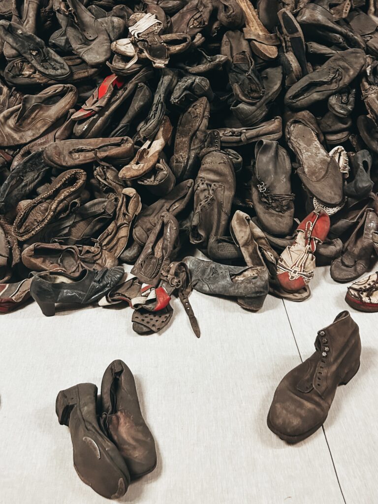 Aquí podrás entrar en algunos de ellos con exposiciones que te pondrán la piel de gallina. Montañas de gafas, maletas, zapatos, pelo… También se visitan las cámaras de gas y el muro de fusilamiento.