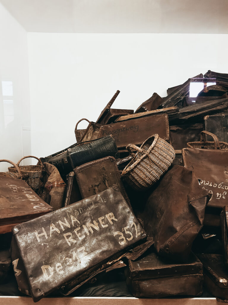 Este campo, es el más pequeño de todos y se compone de hasta 30 bloques. Aquí podrás entrar en algunos de ellos con exposiciones que te pondrán la piel de gallina. Montañas de gafas, maletas, zapatos, pelo… También se visitan las cámaras de gas y el muro de fusilamiento.