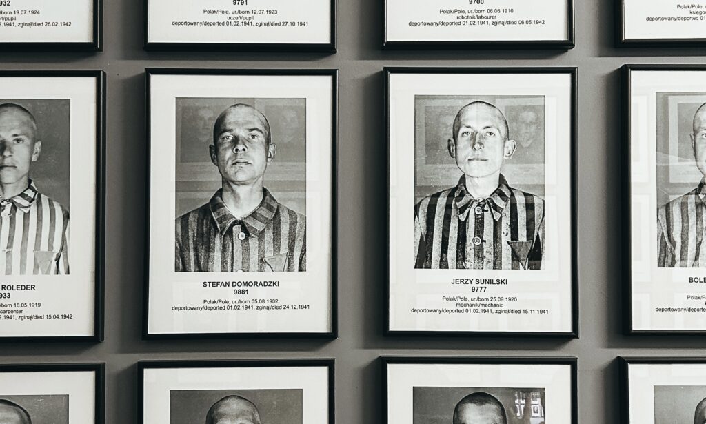 Para situar Auschwitz-Birkenau en la historia, hay que remontarse hasta el año 1940, cuando con la Segunda Guerra Mundial ya iniciada, los alemanes levantaron Auschwitz. En un principio este lugar iba a ser ocupado por presos políticos polacos; sin embargo, finalmente se convirtió en el destino forzoso de los oponentes al régimen, judíos y todas aquellas personas consideradas como “elementos indeseables” por el ejército nazi.