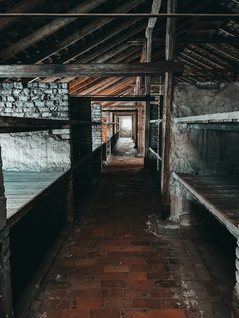 La segunda parte de la visita se realiza en Auschwitz II-Birkenau, donde la magnitud del territorio que ocupa es impactante. La visita transcurre al aire libre, recorriendo la vía del tren donde llegaban los prisioneros. Verás un gran número de casetas en ruinas y podrás entrar en algunos de los bloques para ver las condiciones en las que se encontraban las víctimas.