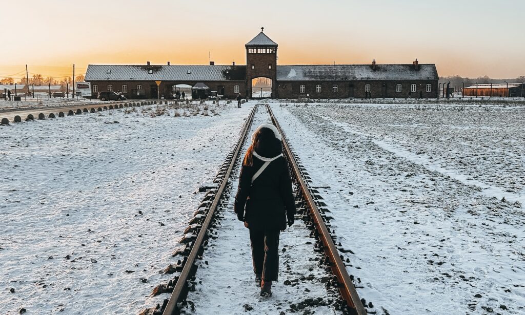 Ojalá todos tuviésemos la oportunidad de visitar Auschwitz para poder comprender las barbaridades que se cometieron, ya que dicen, que el pueblo que no conoce su historia está condenado a repetirla.