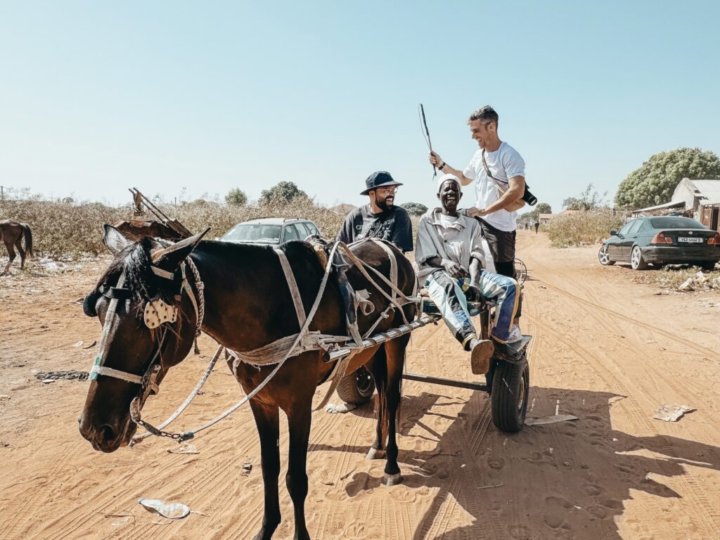 Rixiriki y Glezcer se aventuran en un viaje por Gambia subidos a una carrete en el corazón de Gambia