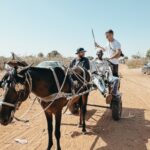 Rixiriki y Glezcer se aventuran en un viaje por Gambia subidos a una carrete en el corazón de Gambia