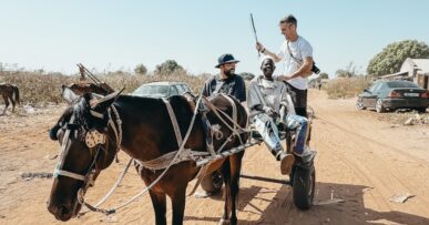 Rixiriki y Glezcer se aventuran en un viaje por Gambia subidos a una carrete en el corazón de Gambia
