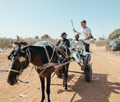 Rixiriki y Glezcer se aventuran en un viaje por Gambia subidos a una carrete en el corazón de Gambia