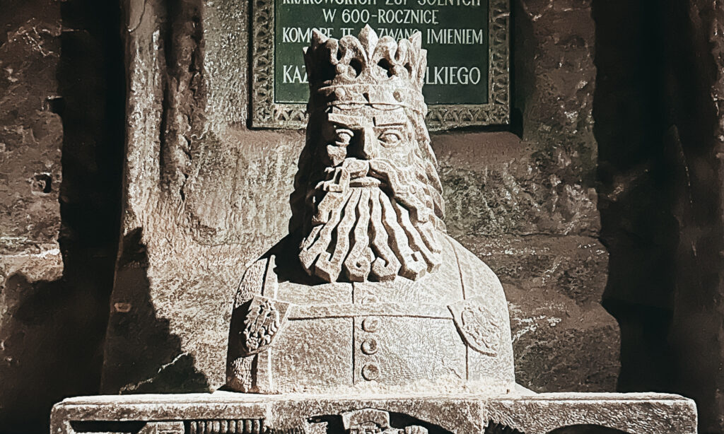 Para hablar de los judíos de Cracovia, nos tenemos que trasladar al barrio de Kazimierz. Kazimierz fue una ciudad independiente fundada por el rey Casimiro III en el año 1335, uno de los reyes polacos más importantes de la historia del país. De ahí, que el nombre de la ciudad, venga a significar “La Ciudad de Casimiro” en español.