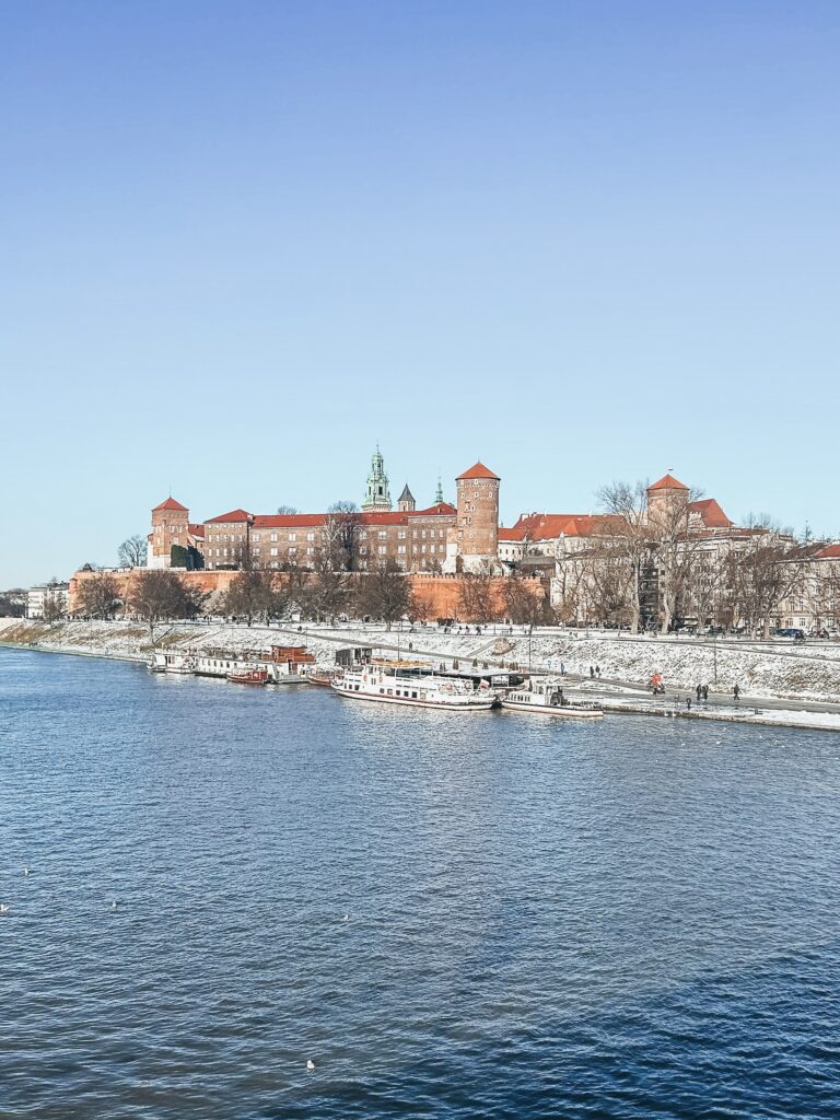El Castillo de Wawel, situado en la colina que le da nombre, fue durante siglos la residencia de los monarcas polacos.