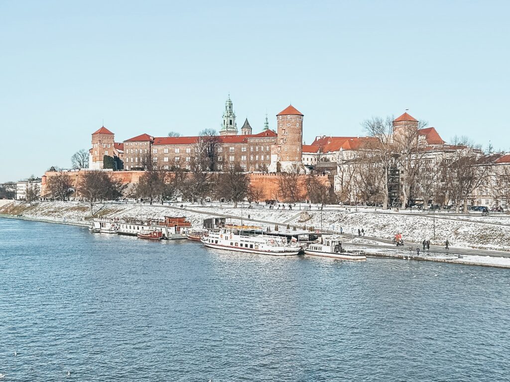 El Castillo de Wawel, situado en la colina que le da nombre, fue durante siglos la residencia de los monarcas polacos. Cuando se decidió mover la capital de Polonia a Varsovia, el castillo quedó abandonado y fue saqueado y ocupado durante los siguientes años. Se convirtió en un gran punto de defensa y se construyeron murallas, además se modificó el interior de este para su nueva función. Durante la Segunda Guerra Mundial fue la residencia del gobernador general de la Polonia Ocupada.
