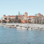 El Castillo de Wawel, situado en la colina que le da nombre, fue durante siglos la residencia de los monarcas polacos. Cuando se decidió mover la capital de Polonia a Varsovia, el castillo quedó abandonado y fue saqueado y ocupado durante los siguientes años. Se convirtió en un gran punto de defensa y se construyeron murallas, además se modificó el interior de este para su nueva función. Durante la Segunda Guerra Mundial fue la residencia del gobernador general de la Polonia Ocupada.