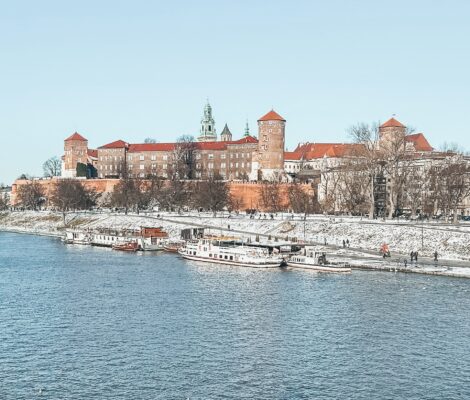 El Castillo de Wawel, situado en la colina que le da nombre, fue durante siglos la residencia de los monarcas polacos. Cuando se decidió mover la capital de Polonia a Varsovia, el castillo quedó abandonado y fue saqueado y ocupado durante los siguientes años. Se convirtió en un gran punto de defensa y se construyeron murallas, además se modificó el interior de este para su nueva función. Durante la Segunda Guerra Mundial fue la residencia del gobernador general de la Polonia Ocupada.