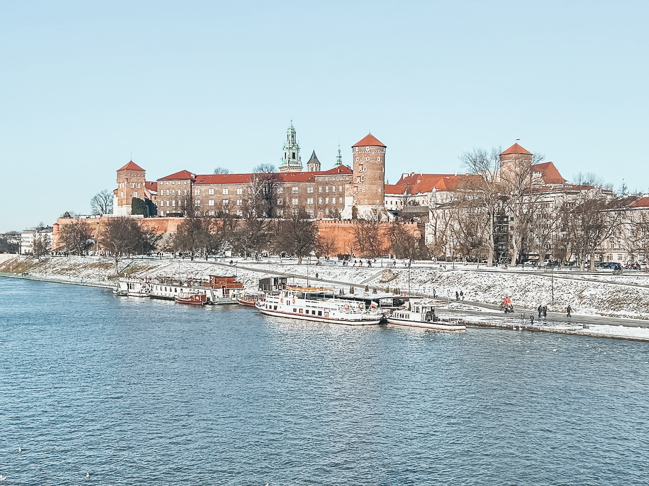 El Castillo de Wawel, situado en la colina que le da nombre, fue durante siglos la residencia de los monarcas polacos. Cuando se decidió mover la capital de Polonia a Varsovia, el castillo quedó abandonado y fue saqueado y ocupado durante los siguientes años. Se convirtió en un gran punto de defensa y se construyeron murallas, además se modificó el interior de este para su nueva función. Durante la Segunda Guerra Mundial fue la residencia del gobernador general de la Polonia Ocupada.