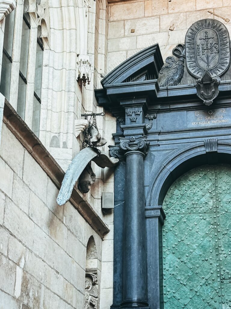 La leyenda cuenta que en el momento en que dichos huesos se caigan de la cadena que los sujeta, llegará el fin del mundo.