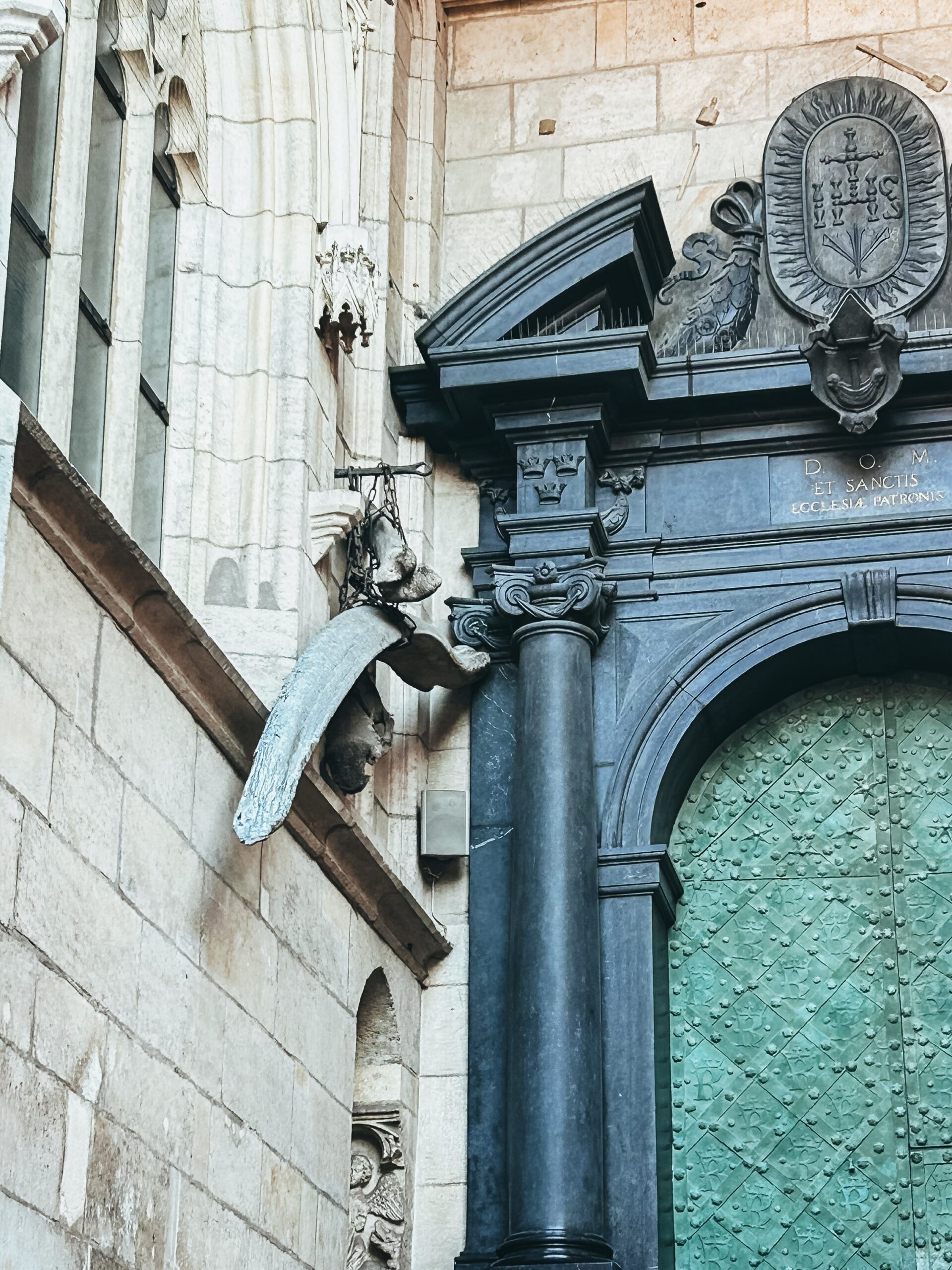 Huesos de dragón en la puerta de la catedral de Cracovia