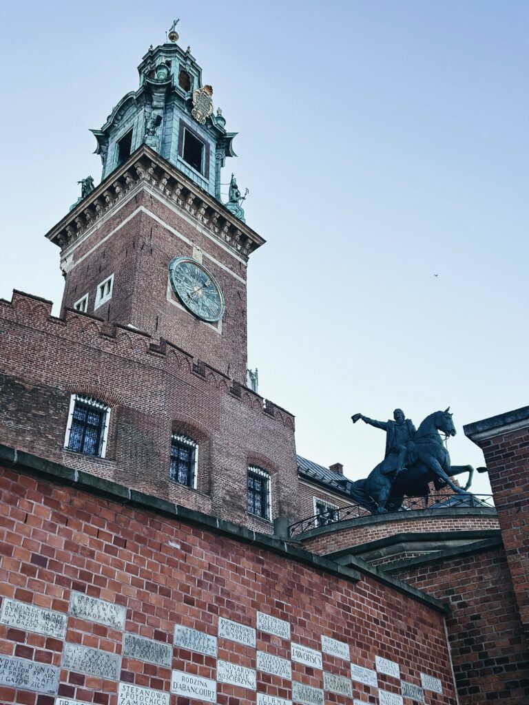 La Catedral, constituye un lugar especial para los polacos, ya que es el lugar de entierro de reyes polacos, héroes nacionales, poetas y San Estanislao, el patrón de Cracovia. Además, durante siglos, fue el lugar de coronación tradicional de los monarcas polacos.