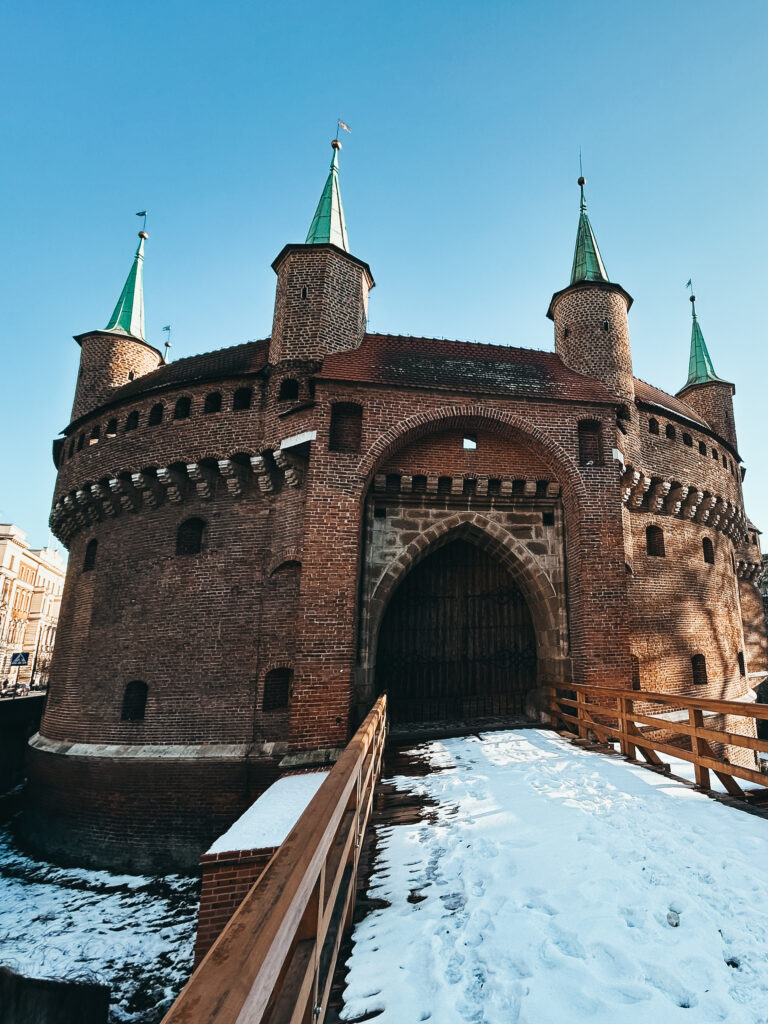 Al igual que Varsovia, Cracovia también tiene una barbacana. En la antigüedad, toda ciudad medieval que estaba fortificada contaba con esta construcción cuyo objetivo principal era la defensa de la ciudad: conectaba con las murallas de la ciudad y, a su vez, custodiaba los accesos a la Puerta de San Florián.