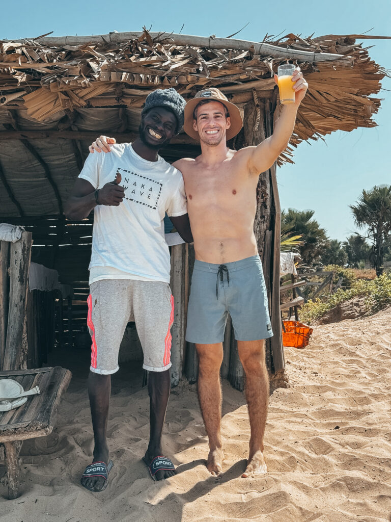 aseamos por la playa con tristeza de nuestra pronta marcha, por el camino saludamos a algunos gambianos que habían sido tan amables con nosotros y les obsequiamos con camisetas, chanclas, frontales, medicación, varios materiales que no necesitábamos y preferíamos donar.