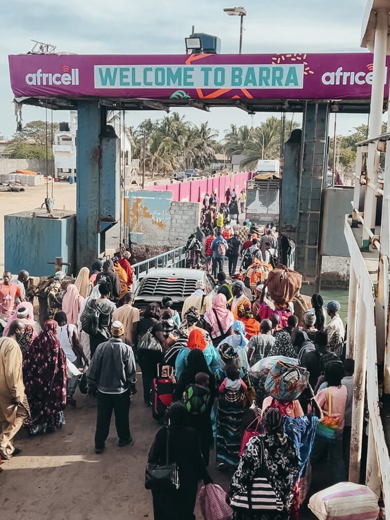 El ferry es pequeño y va cargado de vehículos y, principalmente locales. Hay un gran bullicio, pero es muy divertido observar el día a día de la gente local.