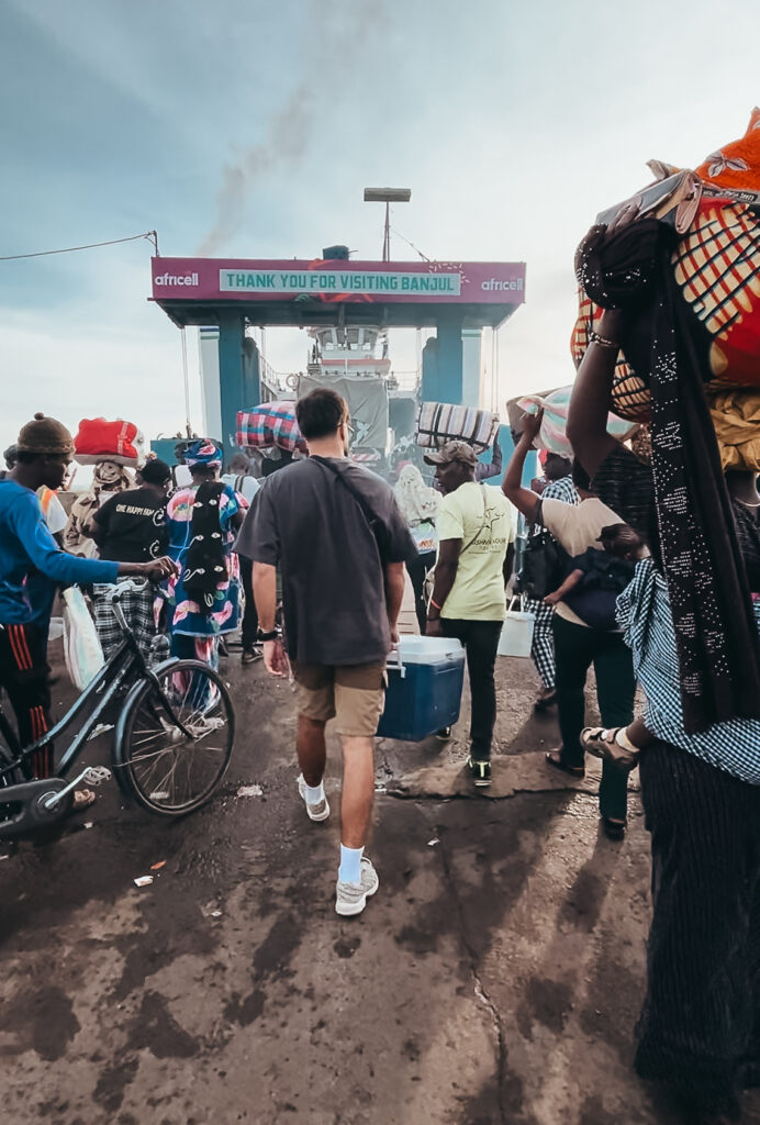El ferry es pequeño y va cargado de vehículos y, principalmente locales. Hay un gran bullicio, pero es muy divertido observar el día a día de la gente local.