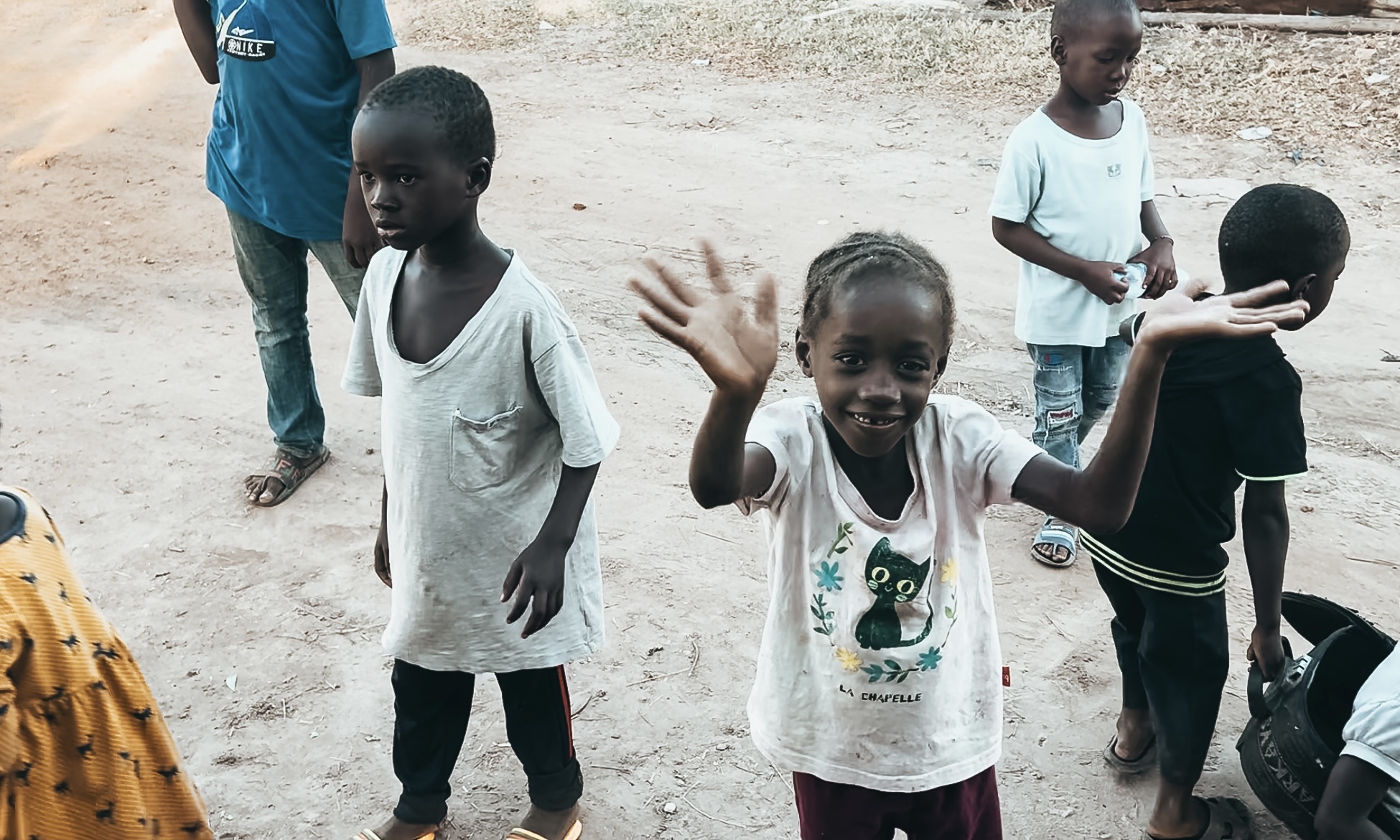 Niños saludando en Gambia