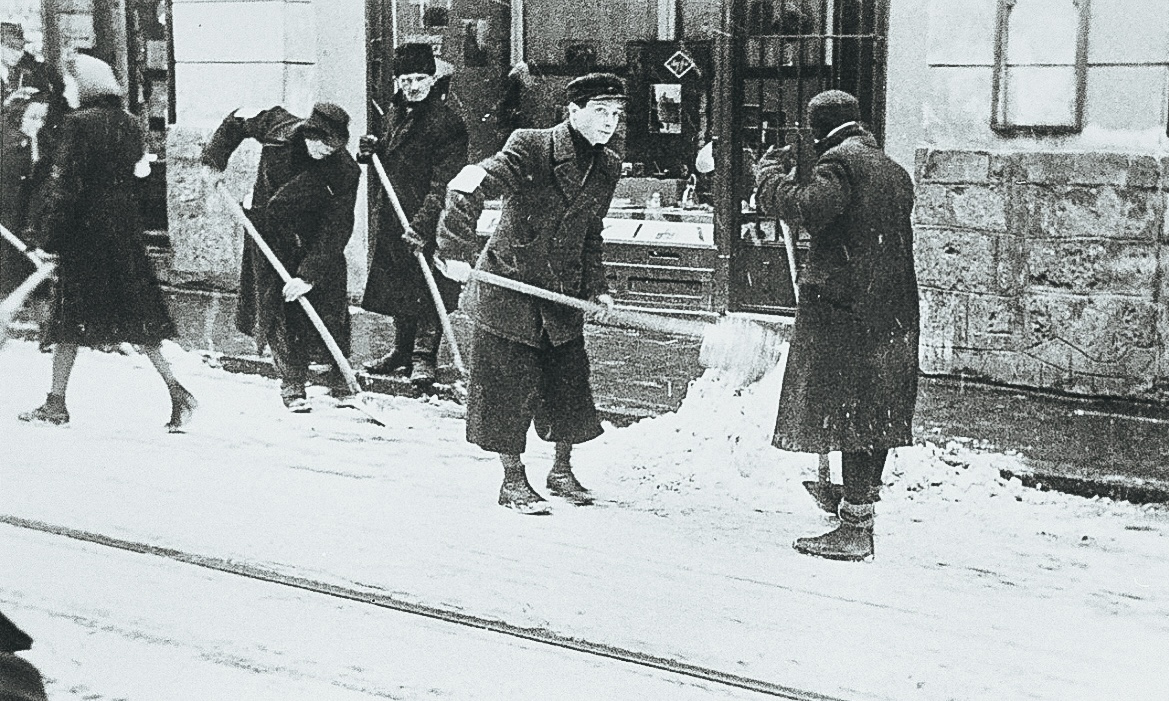 Judíos obligados a quitar nieve de las calles