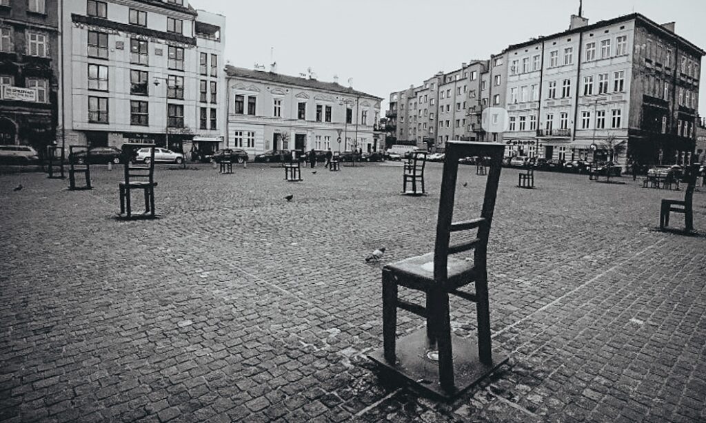 El tour termina en la Plaza de los Héroes del Gueto, en esta plaza se puede ver dónde se situaba la antigua comisaria del ejército alemán. En esta plaza concentraban a todos los judíos cada día y se decidía quienes permanecían en el gueto y que otros se iban a los campos de exterminio. Dicha espera podía alargarse en más de 15h a temperaturas extremas durante el frío invierno. En esta plaza actualmente hay un total de 70 sillas y que simboliza la eterna espera.