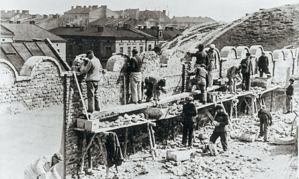 El muro que separaba la antigua ciudad de Podgorze fue construido por los judíos obligados por los nazis. Este muro rodeaba una parte de la ciudad donde vivían 3000 personas católicas