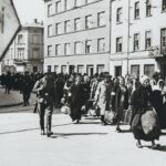 En Polonia vivían alrededor de 3.300.000 judíos, los cuales representaban el 10% de la población del país y configuraban la comunidad judía más grande de Europa. Al terminar la segunda guerra mundial, quedaban aproximadamente unos 380.000. El resto había sido asesinado en los guetos y en los campos de concentración que estaban repartidos por el país.