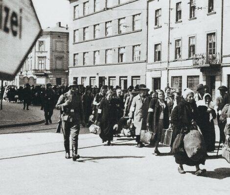 En Polonia vivían alrededor de 3.300.000 judíos, los cuales representaban el 10% de la población del país y configuraban la comunidad judía más grande de Europa. Al terminar la segunda guerra mundial, quedaban aproximadamente unos 380.000. El resto había sido asesinado en los guetos y en los campos de concentración que estaban repartidos por el país.