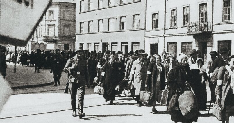 En Polonia vivían alrededor de 3.300.000 judíos, los cuales representaban el 10% de la población del país y configuraban la comunidad judía más grande de Europa. Al terminar la segunda guerra mundial, quedaban aproximadamente unos 380.000. El resto había sido asesinado en los guetos y en los campos de concentración que estaban repartidos por el país.