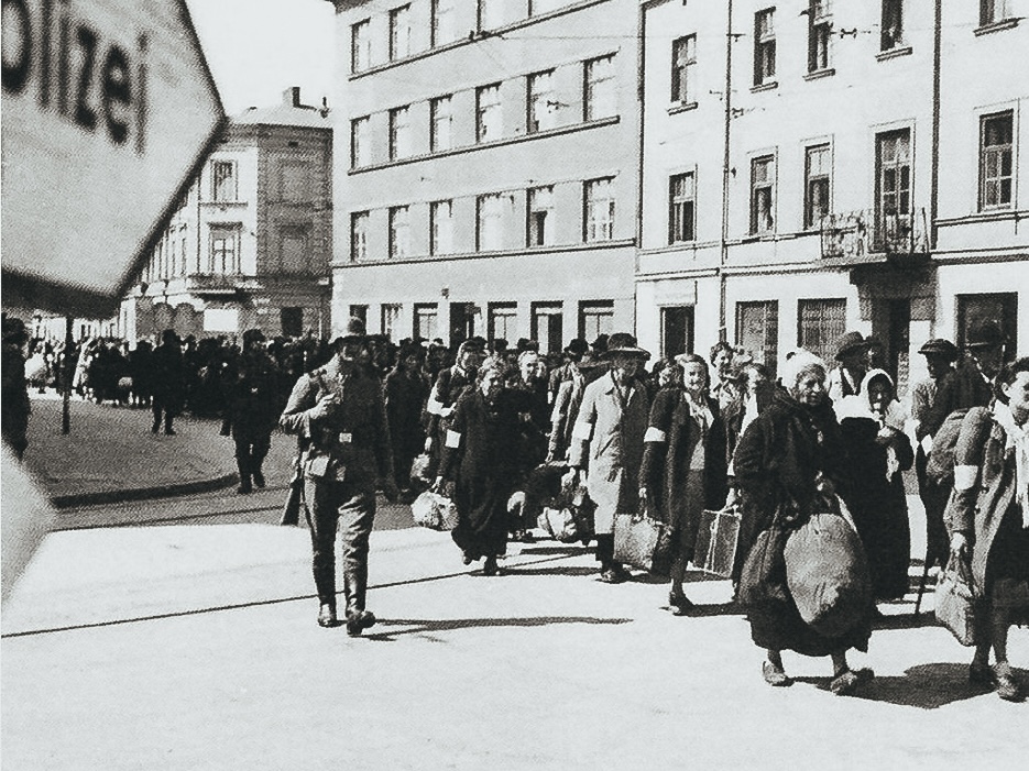 En Polonia vivían alrededor de 3.300.000 judíos, los cuales representaban el 10% de la población del país y configuraban la comunidad judía más grande de Europa. Al terminar la segunda guerra mundial, quedaban aproximadamente unos 380.000. El resto había sido asesinado en los guetos y en los campos de concentración que estaban repartidos por el país.