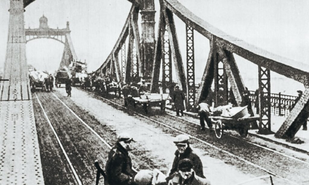 Seguimos caminando hasta llegar al Puente del Padre Bernatek, adornado con esculturas de acróbatas o Puente del Amor (debido a que está lleno de candados). Atravesamos por él el río Vístula y nos adentramos en el gueto Podgorze.