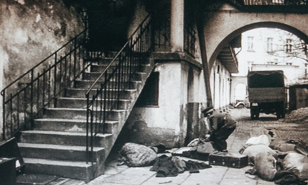 Al lado del mercado, se encuentra el pasaje a una antigua corrala judía. Este pasaje se ha convertido en un lugar muy conocido ya que aparece en la película de La Lista de Schindler.