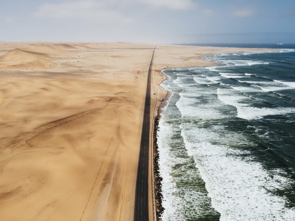Vista aérea de la carretera que lleva al pueblo de Swakopmund