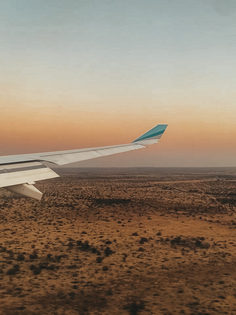 El trayecto hasta Windhoek se puede hacer largo pero las vistas y el color en el cielo son insuperables