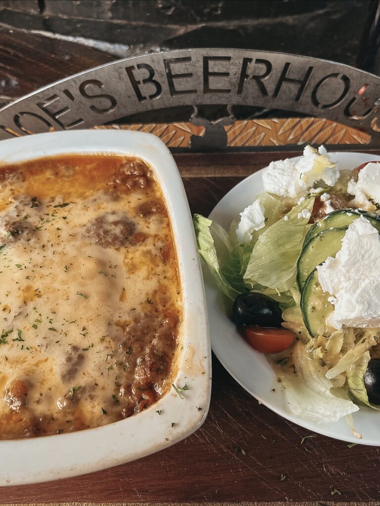 Plato de lasagna de oryx en Joe’s Beerhouse