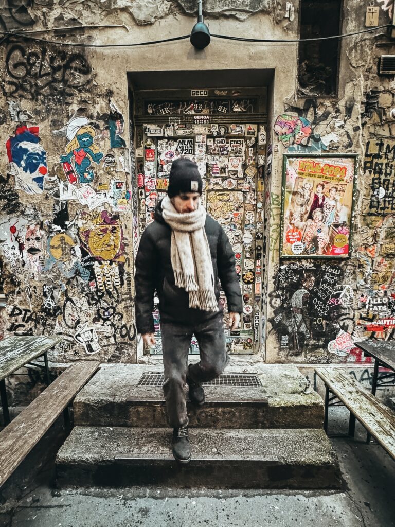 Dead Chicken Alley. Es un callejón que expresa el arte urbano de la capital alemana. Surgió por un grupo de jóvenes que se hacían llamar los Pollos Muertos.