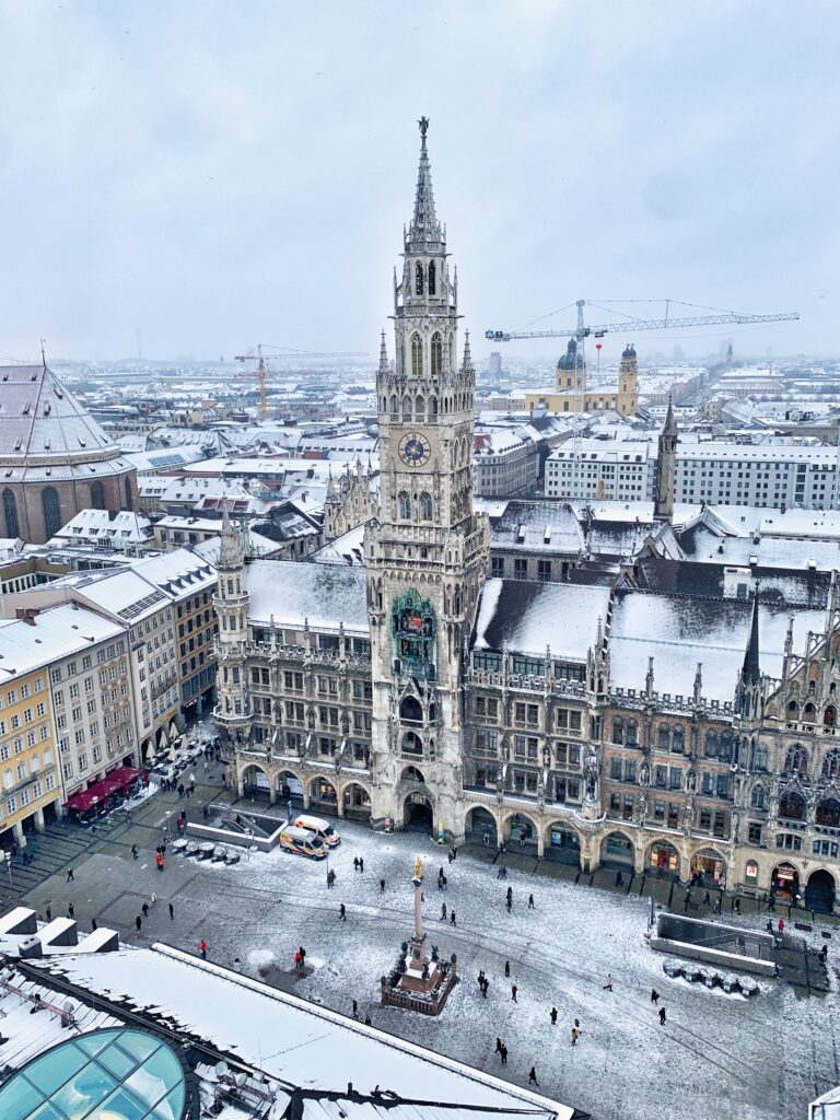 El Neues Rathaus (Nuevo Ayuntamiento), de estilo neogótico, alberga hoy en día el ayuntamiento de la ciudad y la oficina de turismo de Munich. Es el edificio más emblemático de Marienplatz y destaca por su torre, que se puede visitar y ofrece unas magníficas vistas de la ciudad. Además, a las 11:00, 12:00 y 17:00 (de marzo a octubre), se pone en marcha el carrillón (Glockenspiel) del reloj, donde figuras mecánicas, recrean momentos históricos de Baviera.