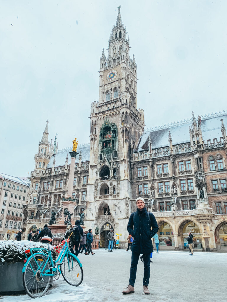 Marienplatz o “Plaza de Santa María”, situada en el corazón de Munich y punto clave del centro histórico, es uno de los sitios más famosos de la ciudad. Además, en ella se encuentran algunos de los edificios más importantes, como el ayuntamiento.