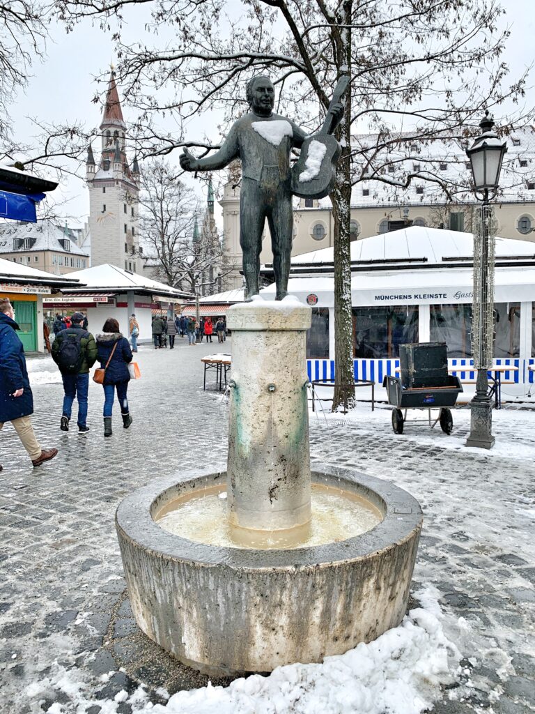 Viktualienmarkt es mercado más famoso de Munich y cuenta con más de 100 puestos al aire libre