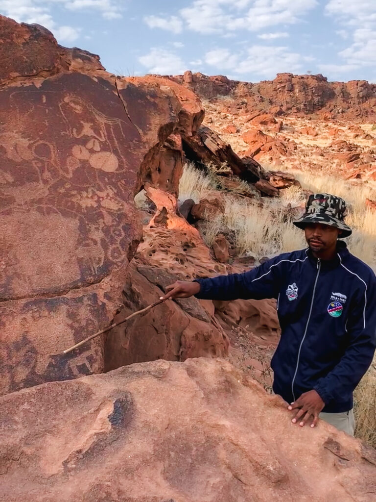 Parece imposible de pronunciar, pero detrás de Twyfelfontain, se encuentra uno de los mayores tesoros arqueólogos de Namibia. Se trata de una de las mayores galerías de arte rupestre y Patrimonio de la Humanidad por la UNESCO en 2007. 