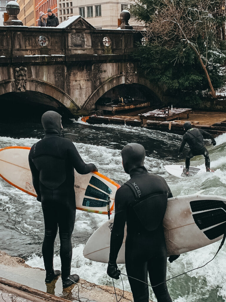 Eisbachwelle se forma en el canal Eisbach del río Isar en el Jardín Ingés