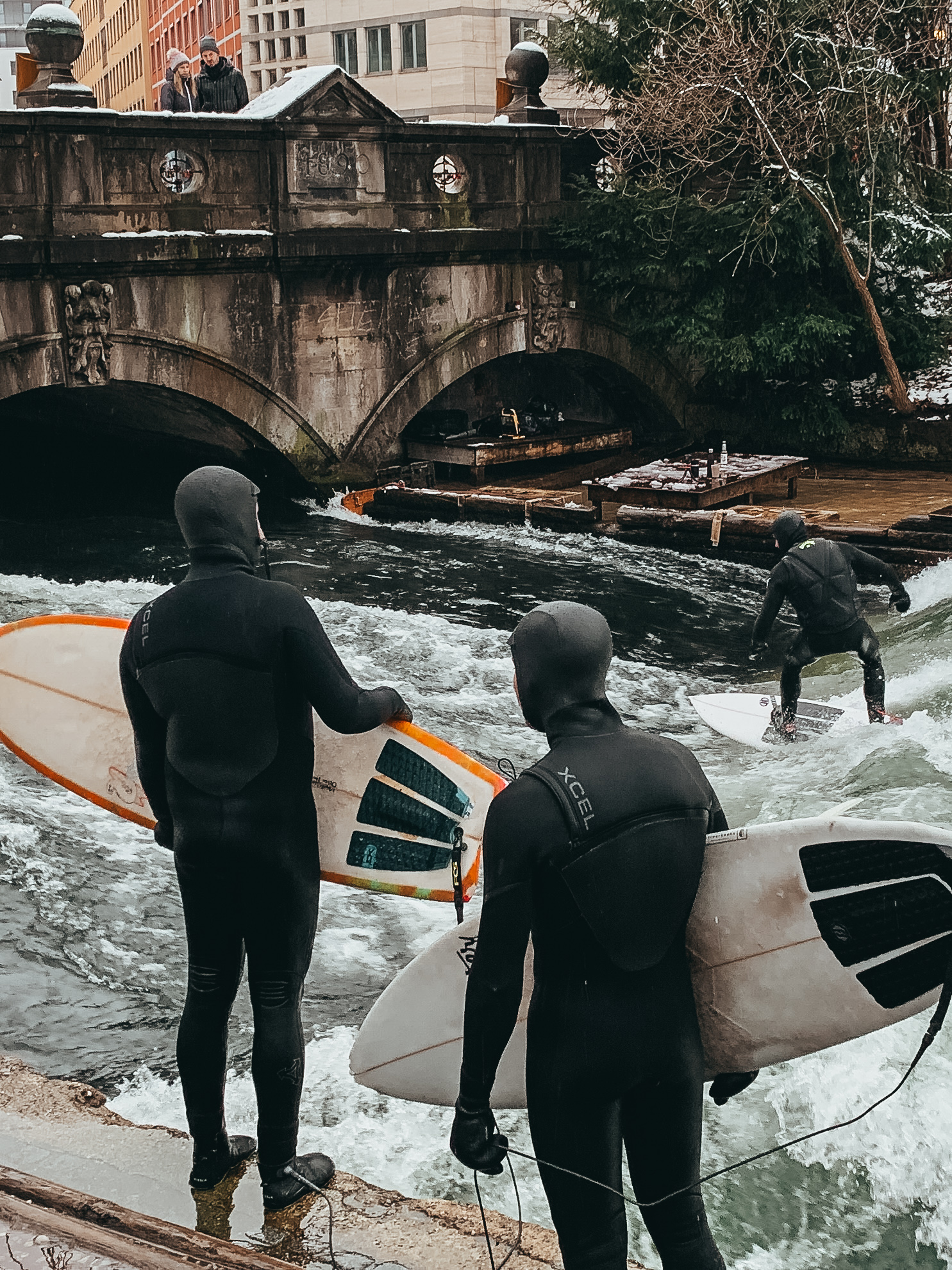 Surfistas en la Eisbachwelle