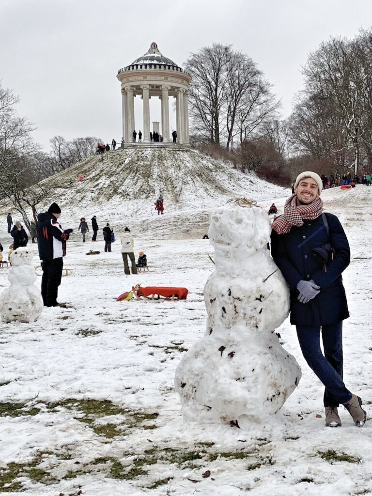 Englischer Garten (Jardín Inglés), se encuentra a unos 20 minutos caminando de la Marienplatz. Este oasis verde en el centro de Munich