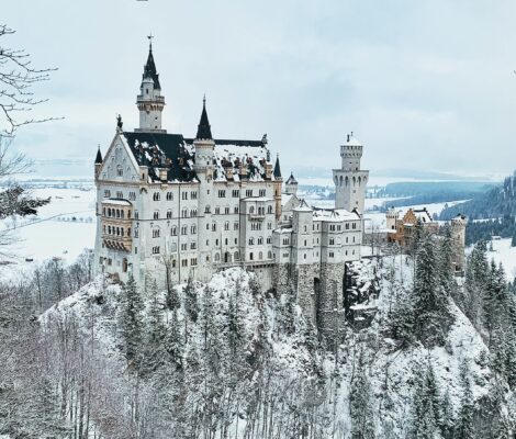 El Castillo Neuschwanstein está situado en la región de Baviera y fue construido por orden del Rey Luis II, conocido como el Rey Loco