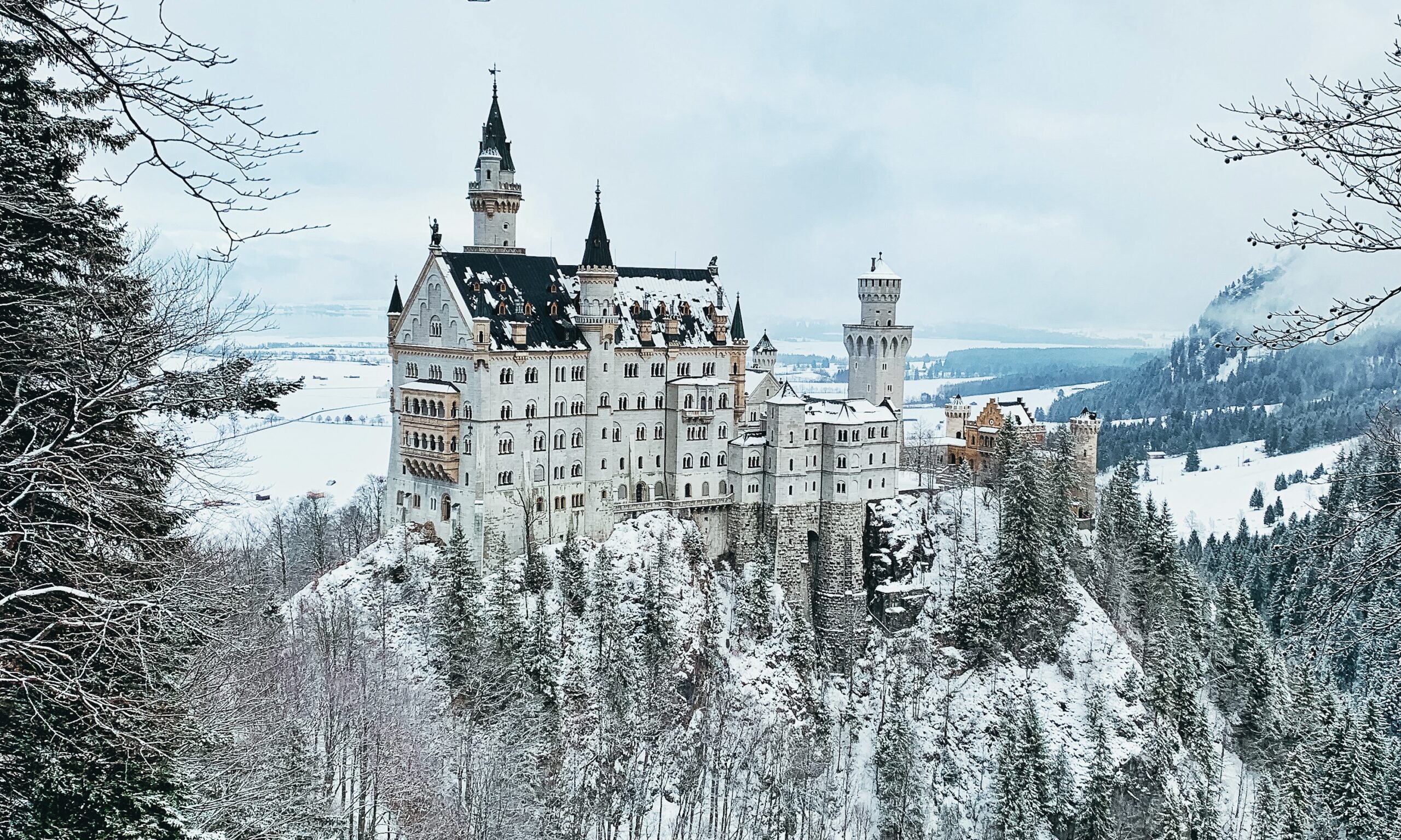 El Castillo Neuschwanstein está situado en la región de Baviera y fue construido por orden del Rey Luis II, conocido como el Rey Loco