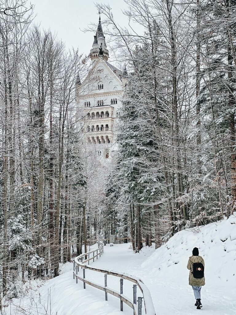 Para llegar hasta el Castillo Neuschwanstein hay que pasear por caminos con vistas increíbles