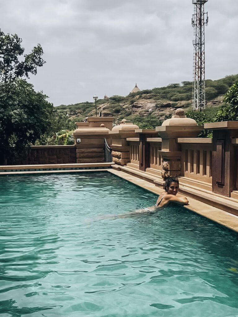 Además cuenta con una terraza jardín con unas vistas increíbles y un jacuzzi para refrescarse. En la planta baja tienen una pequeña pero coqueta piscina con hamacas, ideal para relajarse.