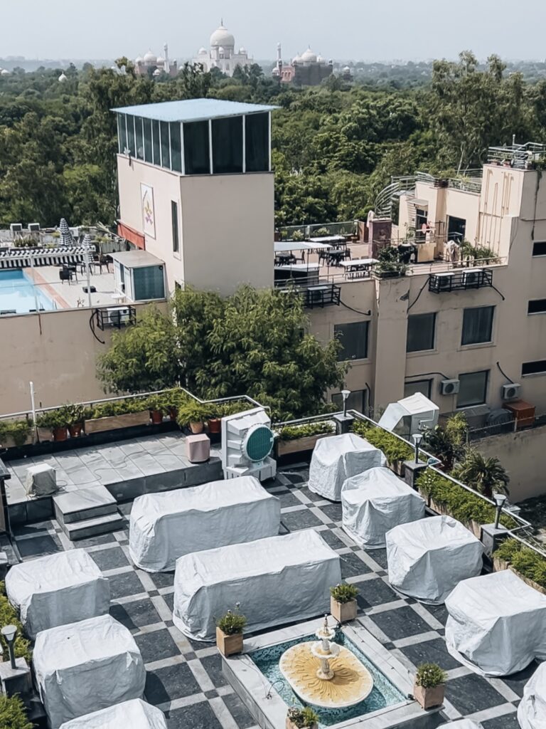 Este hotel es una muy buena opción si tu objetivo principal en Agra es visitar el Taj Mahal, pues se sitúa a pocos minutos caminando de este. De hecho, desde su terraza rooftop (que también es restaurante) se puede ver esta maravilla.