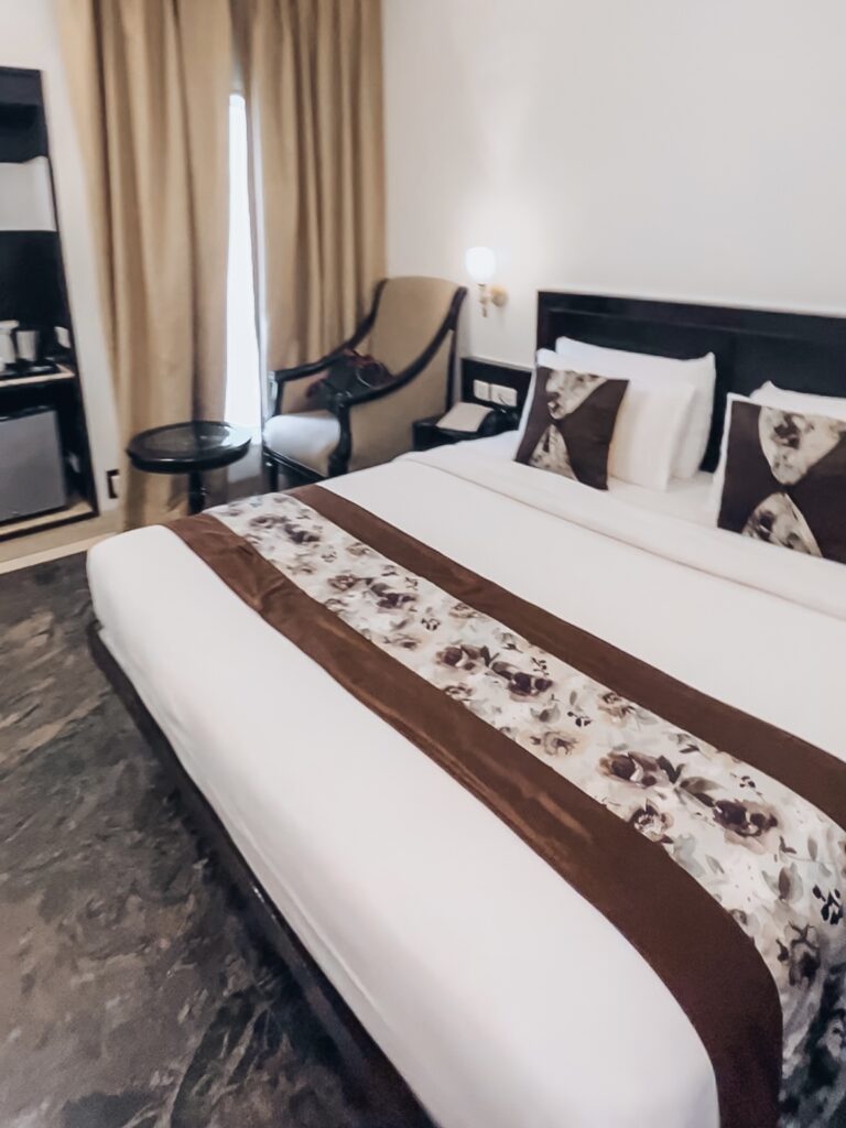Las habitaciones del hotel están genial, son amplias, con una cama muy cómoda y baño privado con ducha. También cuenta con aire acondicionado y wifi. Además, el desayuno está incluido en el precio, aunque es bastante escaso.